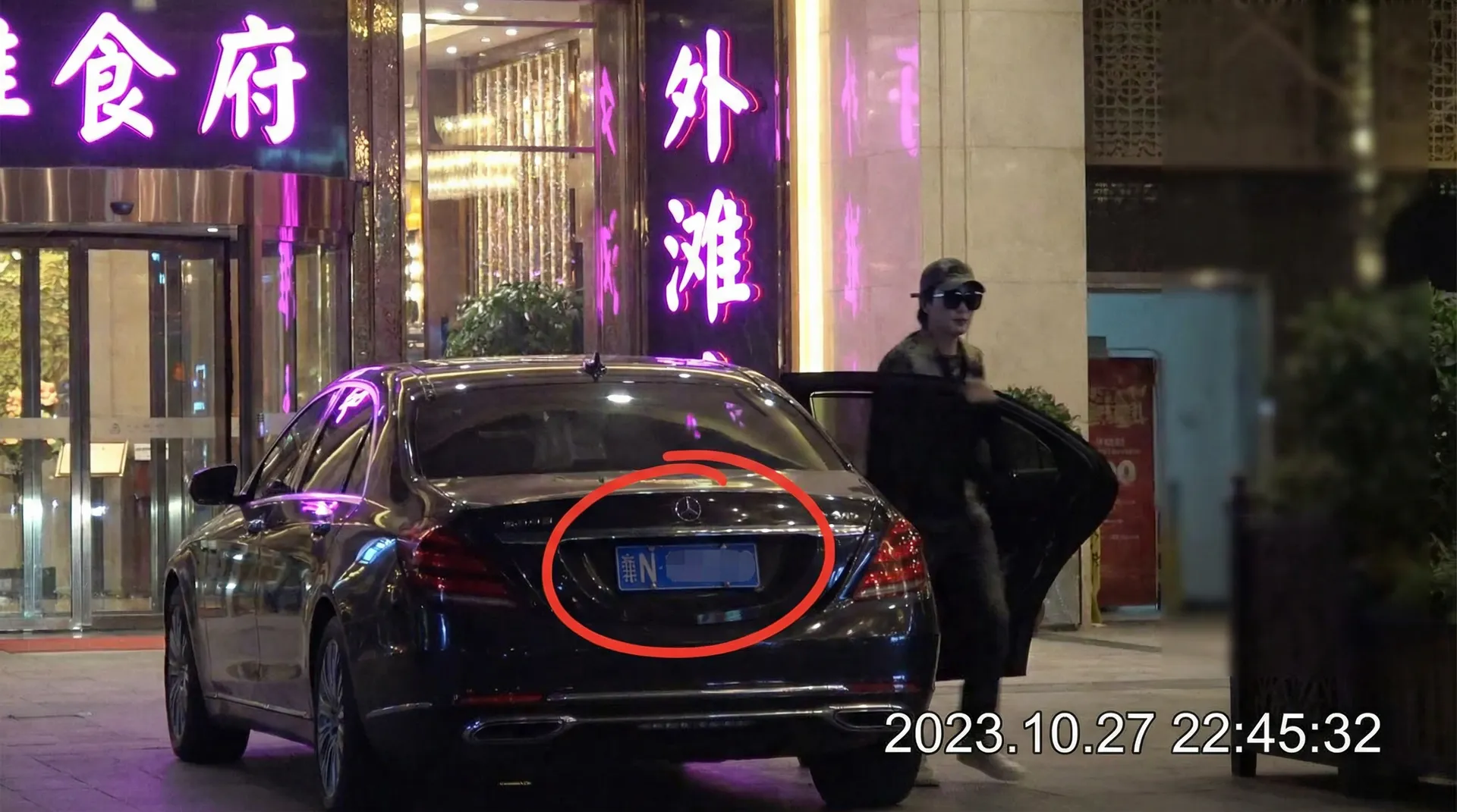 乐玩LW平台 - 豪车餐厅外被拍